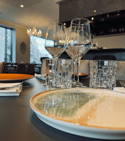 Table dressé à L'Ardesia, nouveau restaurant de Clamart