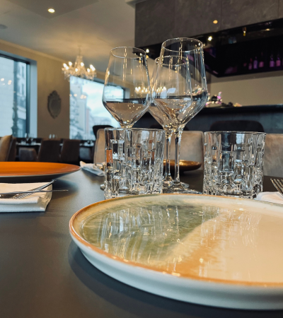 Assiette bicolore sur table dressée - L'Ardésia, restaurant Clamart
