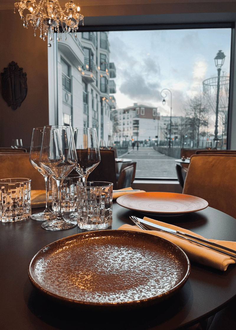 Assiettes bronze à L'Ardésia, restaurant clamart vue sur le clos du breuil